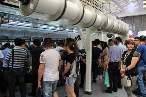 鑫港紡機(jī)客戶參觀3.jpg