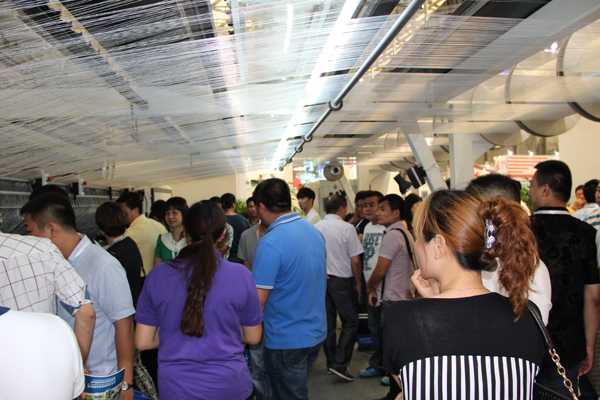 鑫港紡機(jī)客戶參觀2.jpg