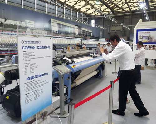 國外客戶參觀中紡機(jī)CG6500-220劍桿織機(jī).JPG