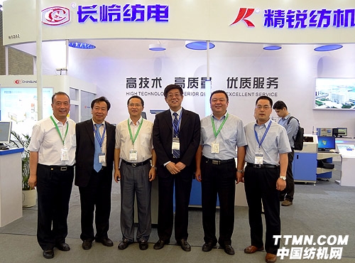 中國紡織器材工業協會會長王樹田一行蒞臨公司展位.jpg